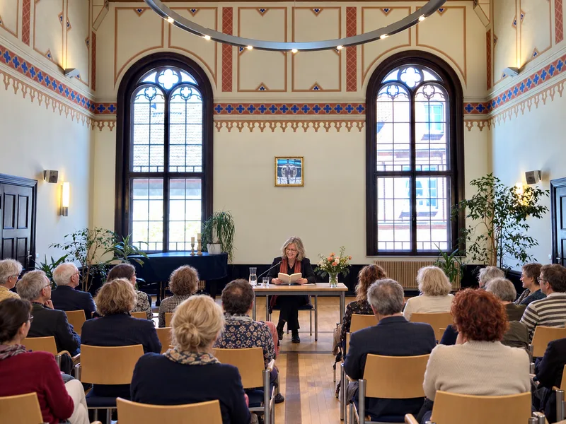 Lesung mit Publikum im Wittenburger Rathaussaal – KI-Visualisierung