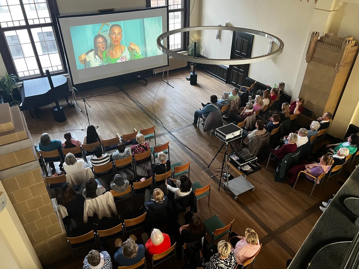 Besucherinnen und Besucher beim Kino im Rathaussaal Wittenburg